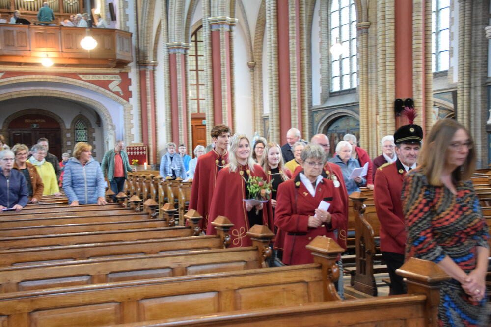 Koningspaar en prinsenpaar komen de kerk binnen