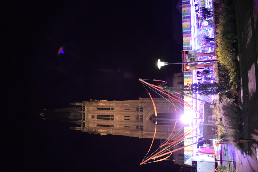 Verlichte kerk en attracties bij avondlicht