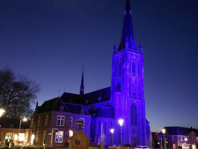blauw gekleurde kerk