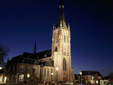 Geel gekleurde kerk